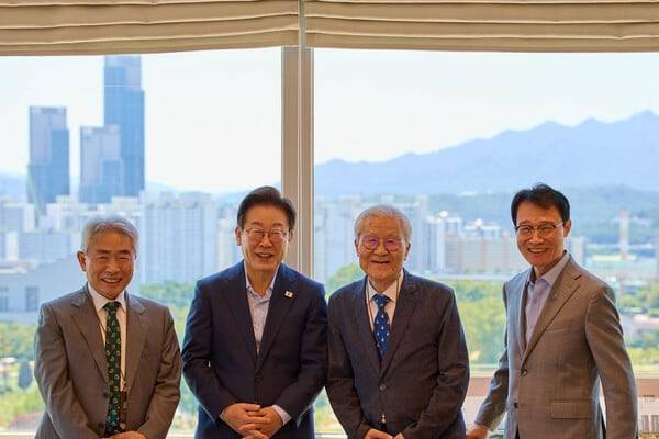 이재명 대통령이 11일 서울 용산 대통령실에서 조갑제(왼쪽 세번째) 조갑제닷컴 대표, 정규재(왼쪽) 전 한국경제 주필과 오찬 회동을 하며 기념촬영을 하고 있다. 오른쪽은 이규연 홍보소통수석. /뉴시스