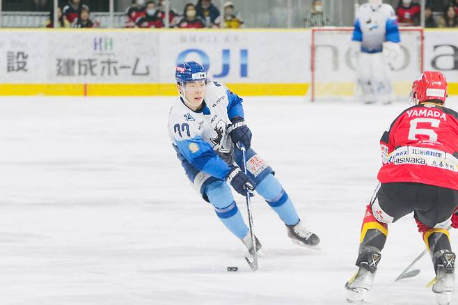 HL안양 공격수 이총민이 31일 홋카이도 도마코마이에서 열린 2023-24 아시아리그 아이스하키 챔피언결정전 2차전에서 퍽을 드리블하며 슛 기회를 노리고 있다. 이총민은 2차전에서 2골을 터뜨리며 5대2 승리에 앞장섰다. /HL안양