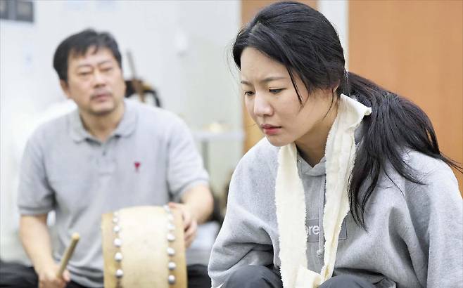 장경식 기자어린 딸(김우정·오른쪽)이 “눈이 안 보인다”는데, 아비(임현빈)는 “소리나 하라”며 거세게 북을 친다. ‘조씨고아, 복수의 씨앗’의 고선웅 연출가가 각색·연출해 소리극으로 다시 태어난 ‘서편제; 디 오리지널’의 막바지 연습 장면.