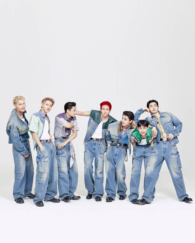 프라다의 제작 무대 의상을 입고 코첼라에 나선 엔하이픈/프라다