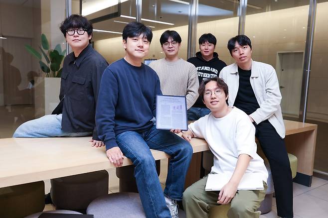 LG유플러스는 자체 개발한 생성형 AI 기술 ‘익시젠(ixi-GEN)’ 관련 논문이 세계 최고 수준의 자연어처리(NLP) 학회인 ‘EMNLP 2025’에 채택됐다고 밝혔다. 사진은 이번 논문 집필에 참여한 LG유플러스 구성원들. /LG유플러스