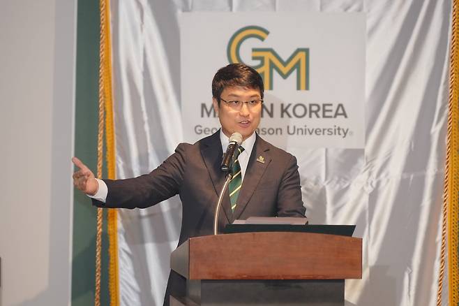 2025년 10월 22일 조지메이슨대학교 한국캠퍼스 조슈아 박 대표가 조지메이슨대 ‘글로벌 K-컬처 센터’ 개소식에서 환영사를 하고 있다. /조지메이슨대 한국캠퍼스