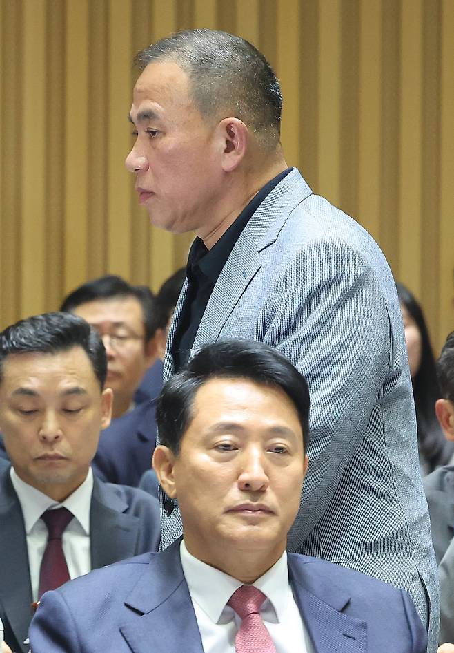 '정치 브로커' 명태균씨가 23일 오후 서울 중구 서울시청에서 열린 국회 행정안전위원회 서울시청 국정감사에서 권칠승 더불어민주당 의원 질의에 답변하기 위해 발언대로 향하고 있다./뉴스1