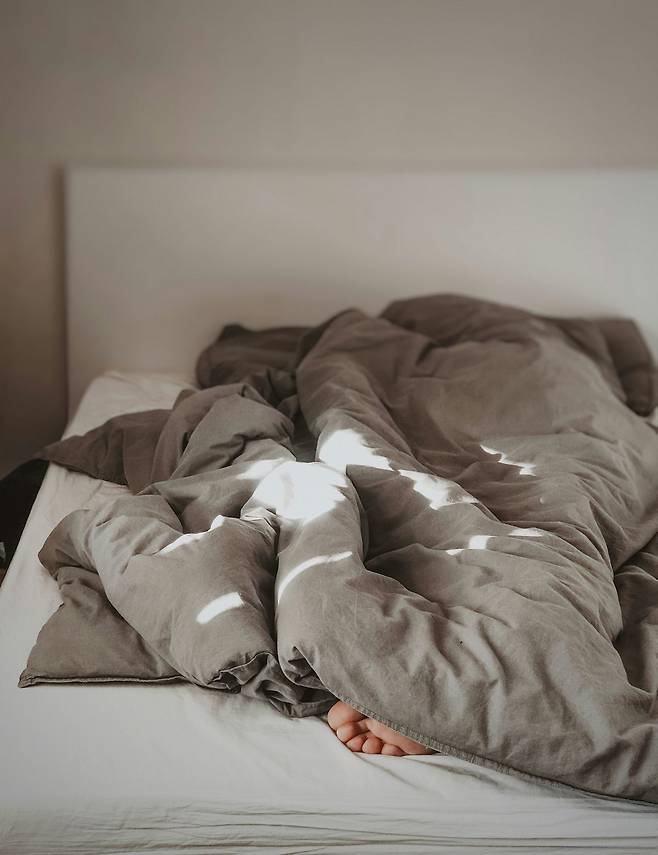 역류성 식도염과 속쓰림, 변비 등을 유발할 수 있는 식사 후 바로 눕기 이미지 Unsplash