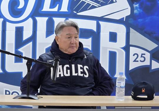 22일 대구삼성라이온즈파크에서 열린 2025 신한은행 SOL뱅크 KBO리그 플레이오프(PO·5전 3승제) 4차전을 앞두고 김경문 한화 이글스 감독이 취재진과 인터뷰 하고 있다. 이성현 기자