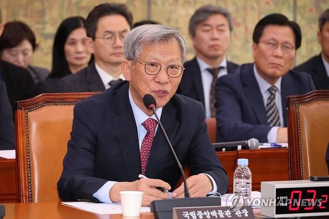 유홍준 국립중앙박물관장이 지난 22일 서울 여의도 국회에서 열린 문화체육관광위원회의 국립중앙박물관, 국립중앙도서관 등에 대한 국정감사에서 위원 질의에 답하고 있다. 연합뉴스