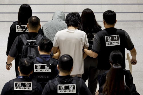 캄보디아 온라인 사기에 가담해 구금된 한국인들이 지난 10월 18일 오전 인천국제공항 제2터미널을 통해 송환되고 있다. 이날 송환에는 경찰 호송조 190여명이 투입됐다. [영종도=연합뉴스]