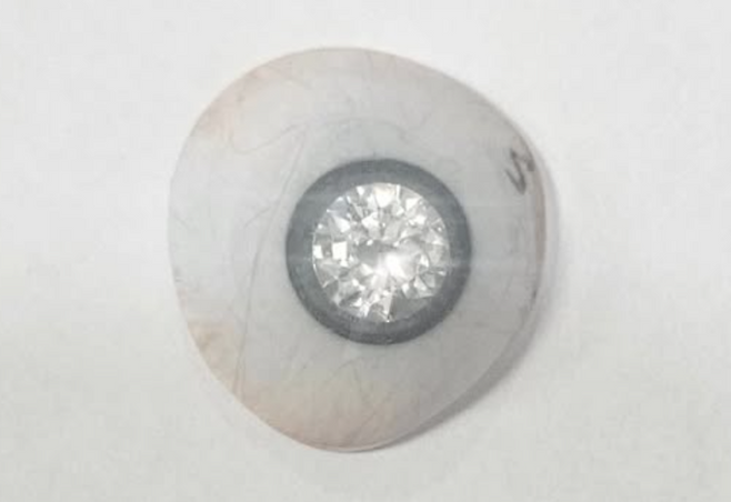 다이아몬드 의안을 낀 미국 남성 슬레이터 존스(23). 사진=인스타그램(artificialeyesbyjohnimm) 캡처