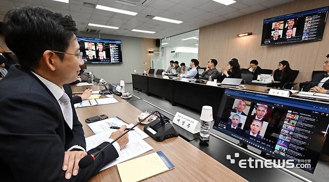 AI 안전·신뢰 확보를 위한 산·학·연 전문가 간담회가 23일 경기 성남시 인공지능안전연구소에서 열렸다. 배경훈 부총리 겸 과학기술정보통신부 장관이 딥페이크 탐지 시연을 살펴보고 있다.  이동근기자 foto@etnews.com
