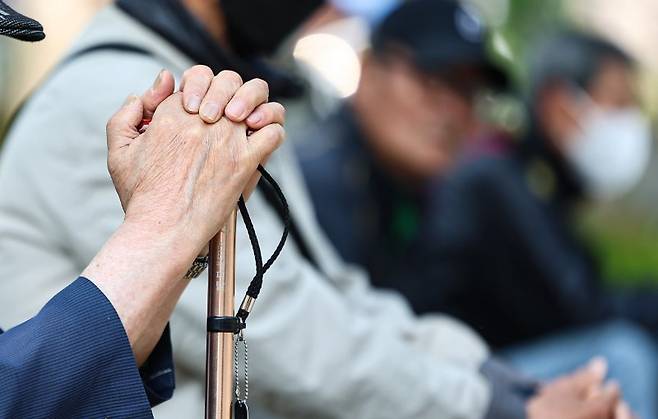 올해 65세 이상 고령인구는 전체 인구의 20%를 넘어섰고, 2036년 30%를 넘을 전망이다. 사진은 지난 5월 서울 종로구 탑골공원에서 시간을 보내고 있는 어르신들 모습. 뉴스1