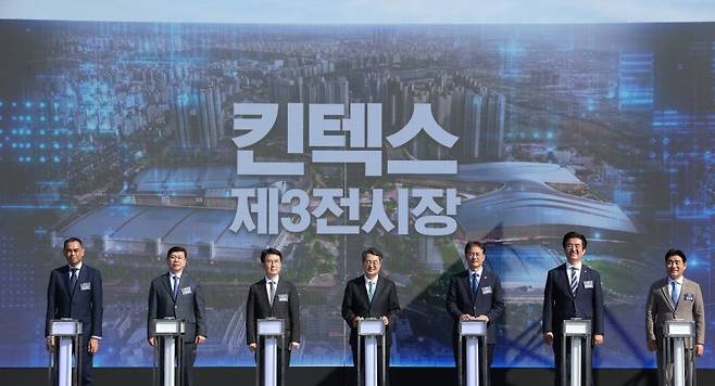 23일 경기 고양시 킨텍스에서 열린 '킨텍스 제3전시장 착공식'에서 주요 내빈들이 착공 퍼포먼스를 하고 있다. 왼쪽부터 두번째부터 이희상 KOTRA 부사장, 박종원 산업통상부 통상차관보, 김동연 경기도지사, 이동환 고양특례시장. 뉴시스