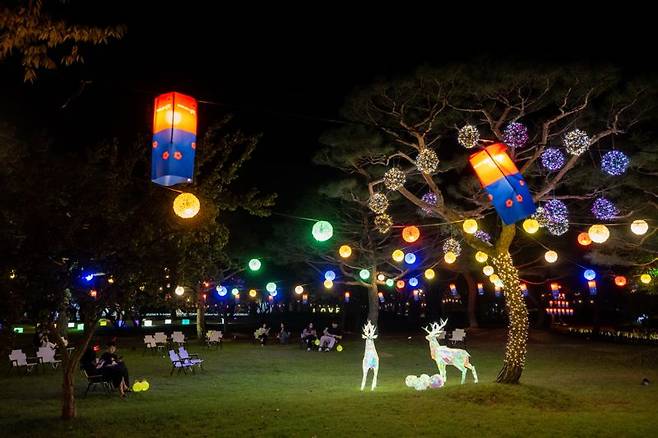 청사초롱으로 불을 밝힌 월궁 달빛쉼터