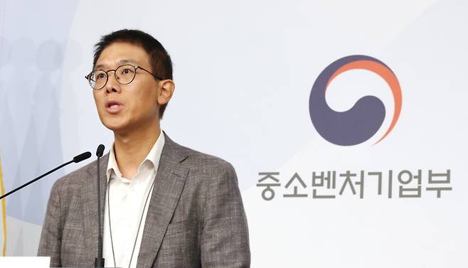 황영호 중소벤처기업부 소상공인경영지원단장이 24일 오전 서울 종로구 정부서울청사 별관 브리핑실에서 소상공인 경영부담 완화 위한 3대 지원사업을 설명하고 있다. (ⓒ뉴스1, 무단 전재-재배포 금지)