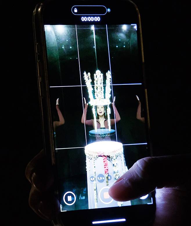 엘리나 킴은 지난 16일 국립경주박물관 내 전시된 신라 금관의 매력에 감탄하며 영상 촬영하고 있다.(사진=문화체육관광부 국민소통실 윤종규, 무단 전재-재배포 금지)