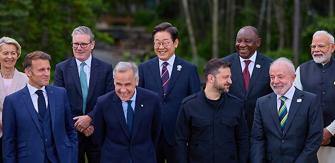 이재명 대통령이 지난 6월 17일(현지시각) 캐나다 앨버타주 캐내내스키스 주요 7개국(G7) 정상회의장에서 G7 및 초청국 정상들과 기념촬영을 하고 있다.(ⓒ뉴스1, 무단 전재-재배포 금지)