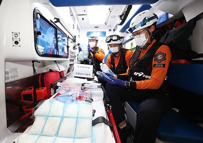 경기도 수원시 권선구 수원남부소방서에서 남부119안전센터 이윤호 소방장, 백지민 소방교, 이진성 소방사가 얼음조끼와 아이스팩 등 폭염 대비 물품을 점검하고 있다. 2025.6.9 (사진=저작권자(c) 연합뉴스, 무단 전재-재배포 금지)