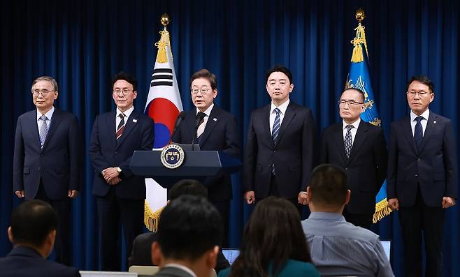 이재명 대통령이 4일 서울 용산 대통령실 청사에서 열린 새 정부 첫 인사 발표를 하고 있다. 왼쪽부터 이종석 국가정보원장 후보자, 김민석 국무총리 후보자, 이 대통령, 강훈식 대통령비서실장, 위성락 안보실장, 황인권 대통령경호처장. 2025.6.4(저작권자(c) 연합뉴스, 무단 전재-재배포 금지)