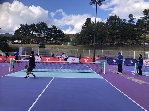 차명환 대전유성여고 체육교사(흰색 티셔츠)가 남자부 ‘16+4.0’ 종목에서 경기하고 있다.