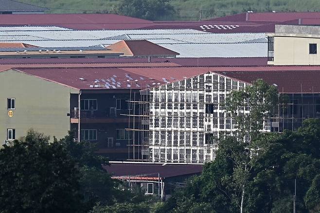 2025년 9월17일 미얀마 미야와디 외곽의 단지인 케이케이파크 지붕에 설치된 위성 인터넷 장비의 모습. AFP연합뉴스