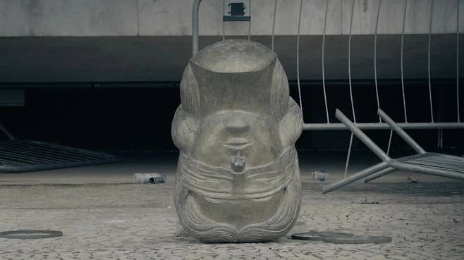 2022년 대선에서 보우소나루가 패배하자 일부 브라질 시민들이 의회를 습격했다. 영화는 마지막 장면에서 박살난 의회의 파편을 천천히 훑는다. 정의의 여신상으로 추정되는 조각상의 목이 부서진 채 뒤집힌 장면도 포착된다. 넷플릭스 갈무리