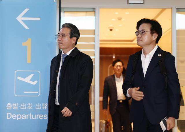 김용범(왼쪽) 대통령실 정책실장과 김정관 산업통상부 장관이 22일 오전 인천국제공항에서 한미 관세협상 후속협의를 위해 미국으로 출국하고 있다.