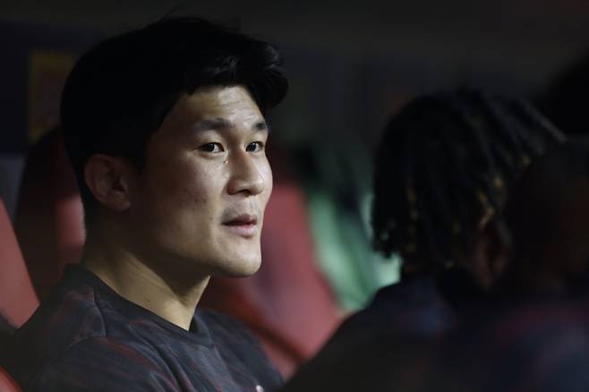 뮌헨 김민재가 23일 알리안츠 아레나에서 열린 브뤼헤와의 2025~26 UCL 리그 페이즈 3차전서 벤치에 앉아 경기를 지켜보고 있다. 로이터=연합뉴스