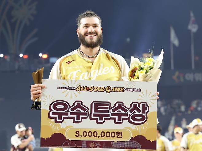 2025 신한 SOL뱅크 KBO 올스타전이 12일 오후 대전 한화생명볼파크에서 열렸다. 나눔팀이 8-6 승리 했다. 경기종료후 시상식에서 나눔팀 폰세가 우수투수상을 받고 있다 대전=정시종 기자 capa@edaily.co.kr /2025.07.12.