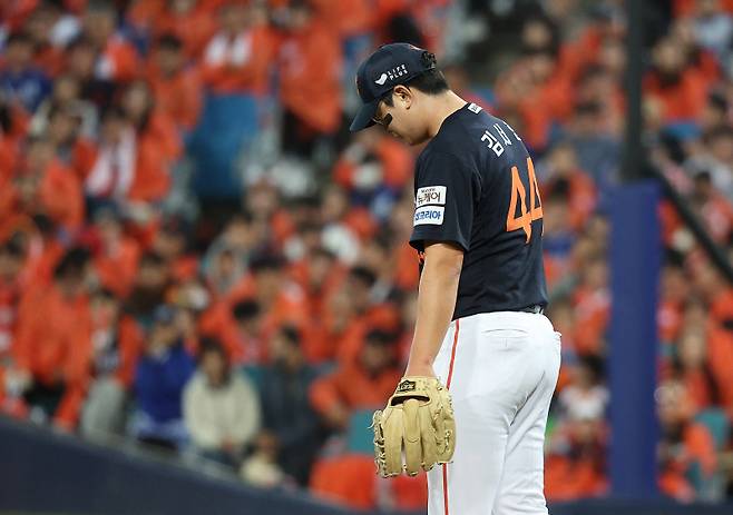 <yonhap photo-5474=""> 고개 숙인 김서현 (대구=연합뉴스) 윤관식 기자 = 22일 대구 삼성라이온즈파크에서 열린 2025 프로야구 KBO리그 포스트시즌 플레이오프 4차전 한화 이글스와 삼성 라이온즈의 경기. 6회말 한화 김서현이 동점을 허용한 뒤 고개를 숙이고 있다. 2025.10.22 psik@yna.co.kr/2025-10-22 21:13:00/ <저작권자 ⓒ 1980-2025 ㈜연합뉴스. 무단 전재 재배포 금지, AI 학습 및 활용 금지></yonhap>