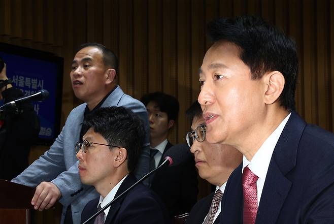 오세훈 서울시장이 23일 서울 중구 서울시청에서 열린 2025년 국회 행정안전위원회 국정감사에서 의원 질의에 답하고 있다. 왼쪽은 정치 브로커 명태균 씨. 2025.10.23 [사진=연합뉴스]