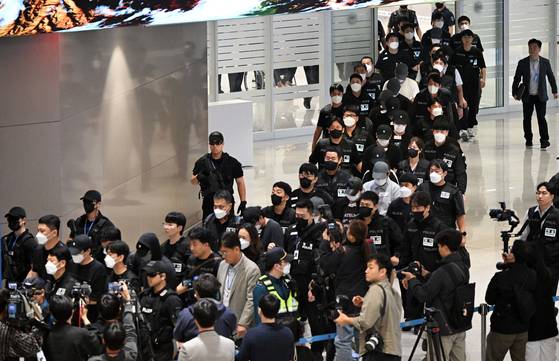 캄보디아 당국의 범죄단지 단속으로 적발돼 구금됐던 한국인들이 18일 오전 인천국제공항 2터미널을 통해 송환되고 있다. 이번 송환 대상자들은 이른바 '웬치'로 불리는 캄보디아 범죄단지에서 보이스피싱이나 로맨스 스캠(사기) 등 범죄에 가담한 혐의를 받고 있다. 뉴스1