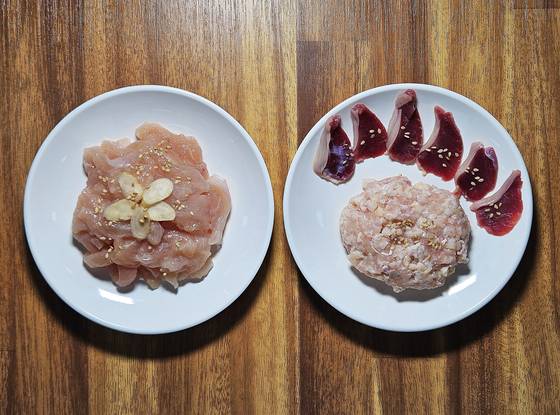 해남 '장수통닭'에서 닭 코스 요리를 주문하면 맨 먼저 나오는 회. 왼쪽은 가슴살이고 오른쪽이 모래주머니와 날개다. 날개는 살을 잘게 쪼아 내놓는다. 고소한 맛이 일품이다. 손민호 기자