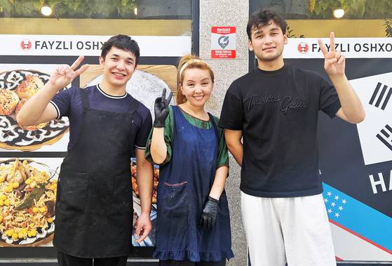 '파이즐리 어시허나'의 주인 아스카노바 마디나 버눔(가운데)과 직원들. 손민호 기자