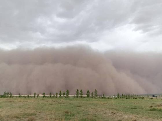 몽골 바양항가이 인근 지역에서 발생한 모래 폭풍이 초원을 덮치고 있다. 사진 몽골과학원 사막화연구소