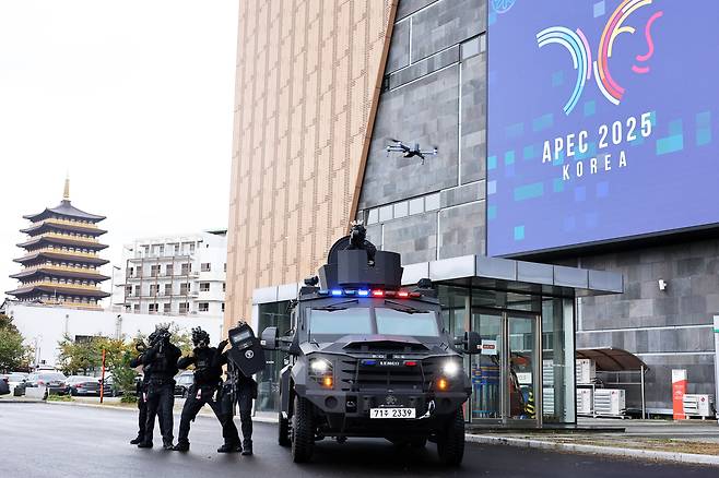 아시아태평양경제협력체(APEC) 정상회의를 앞두고 지난 20일 경북 경주화백컨벤션센터에서 경북경찰청 소속 경찰특공대가 드론을 동원해 대테러훈련을 하고 있다. 연합뉴스