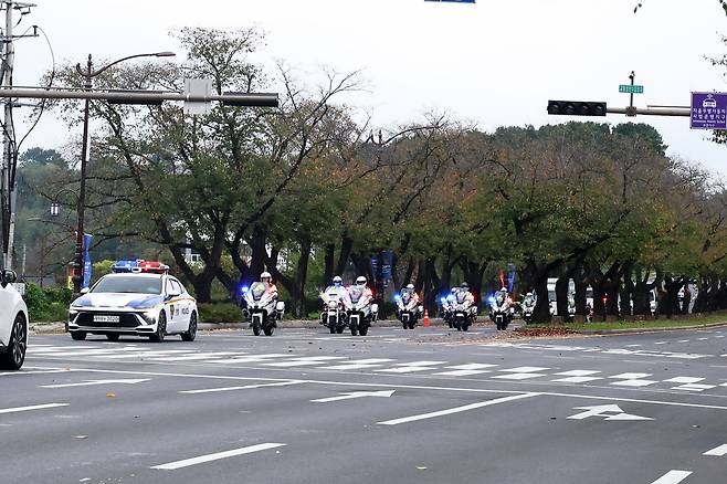 아시아태평양경제협력체(APEC) 정상회의를 앞두고 지난 20일 경북 경주 보문관광단지에서 경찰이 경찰차와 사이드카를 동원해 경호 훈련을 하고 있다. 연합뉴스