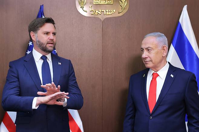 22일 베냐민 네타냐후 이스라엘 총리(오른쪽)와 J D 밴스 미국 부통령이 회동하고 있다. UPI연합뉴스