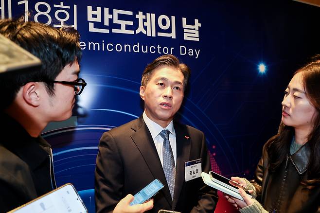 SK hynix CEO Kwak Noh-jung answers questions from reporters during the 18th Semiconductor Day at the Grand InterContinental Seoul Parnas Hotel in Gangnam District, southern Seoul, on Oct. 22. [YONHAP]