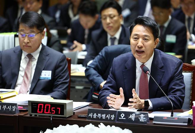 오세훈 서울시장이 23일 서울 중구 서울시청에서 열린 국회 행정안전위원회 국정감사에서 답변하고 있다. 연합뉴스