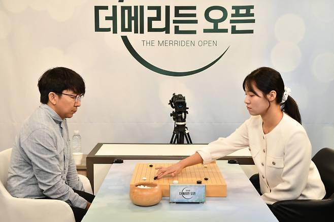 목진석 9단(왼쪽)과 오유진 9단의 더메리든 오픈 결승전 대국 장면. 한국기원 제공