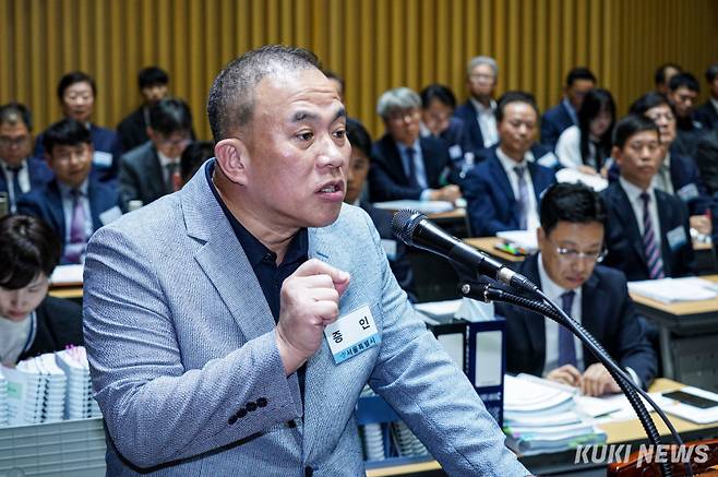 명태균씨가 23일 서울 중구 시청에서 열린 국회 행정안전위원회의 서울시 국정감사에 증인으로 출석해 의원들의 질의에 답하고 있다. 유희태 기자