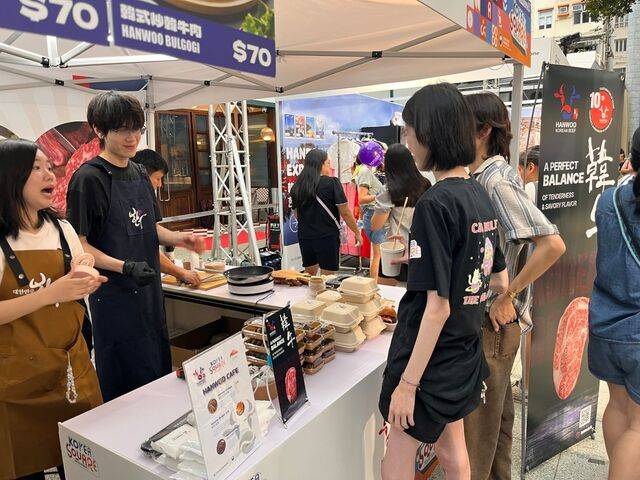 지난 12일 홍콩 시내 복합문화공관 PMQ에 설치된 한우 행사 코너를 방문한 관람객들이 한우 음식에 대해 문의하고 있다.