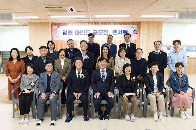 은평구 내 사회정신재활시설과 유관기관으로 구성된 은평정신건강네트워크(EMS)의 관계자들의 기념 사진.