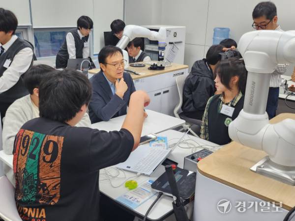 임태희 경기도교육감이 13일 경기테크노파크에서 진행된 ‘인프라 활성화를 위한 AI·지능형 로봇·자동제어 교육 플랫폼 공유·개방 프로그램’에서 학생들과 대화하고 있다. 박화선기자