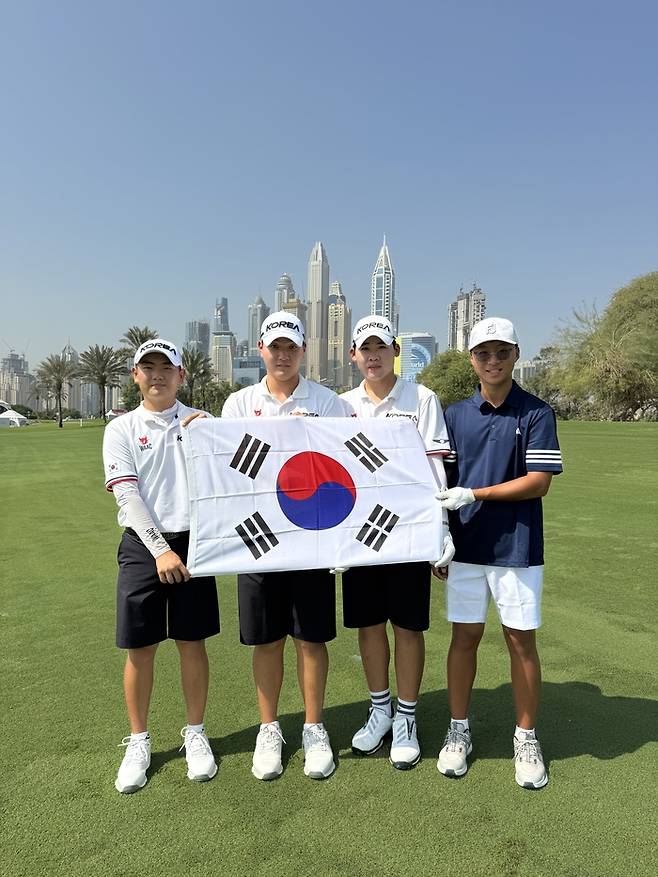 아시아 퍼시픽 아마추어 챔피언십(AAC) 우승에 도전하는 박시우, 안성현, 김민수, 강승구(오른쪽부터)가 연습 라운드 도중 태극기를 들고 포즈를 취하고 있다. 임정우 기자