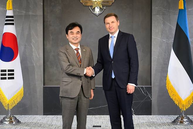 안규백 국방부 장관이 23일 서울 용산구 국방부에서 열린 한-에스토니아 국방장관회담에서 한노 페브쿠르 에스토니아 국방장관과 악수하고 있다. [국방부, 연합뉴스]