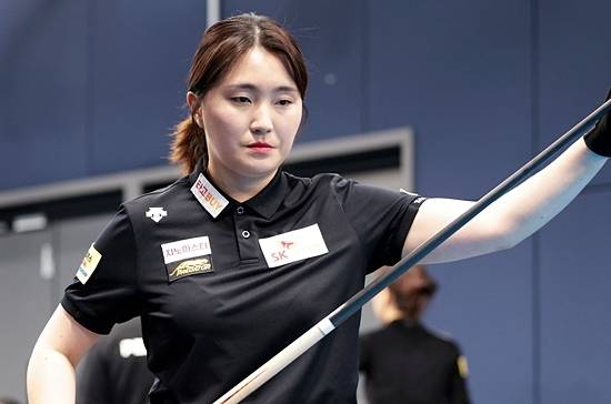 강지은이 23일 휴온스배LPBA투어 32강전에서 애버리지 1.500을 앞세워 SK렌터카 팀동료 히다 오리에를 세트스코어 3:0으로 물리치고 16강에 올랐다. (사진=SOOP)