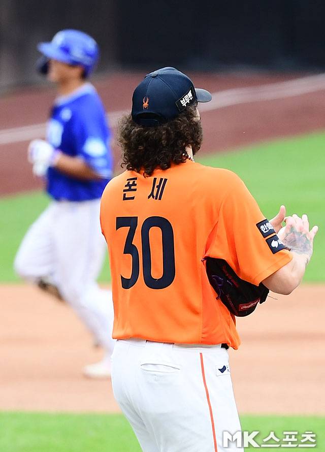 18일 오후 대전 한화생명볼파크에서 ‘2025 신한 SOL Bank KBO 포스트시즌’ 삼성 라이온즈와 한화 이글스의 플레이오프(5전 3선승제) 1차전이 열렸다. 4회초 무사에서 한화 선발 폰세가 삼성 김태훈에게 역전 솔로홈런을 맞고 아쉬워 하고 있다. 사진=김영구 기자