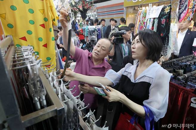 [인천=뉴시스] 고범준 기자 = 이재명 대통령 부인 김혜경 여사가 25일 인천 계양산전통시장을 찾아 벨트를 살펴보고 있다. 2025.07.25. bjko@newsis.com /사진=