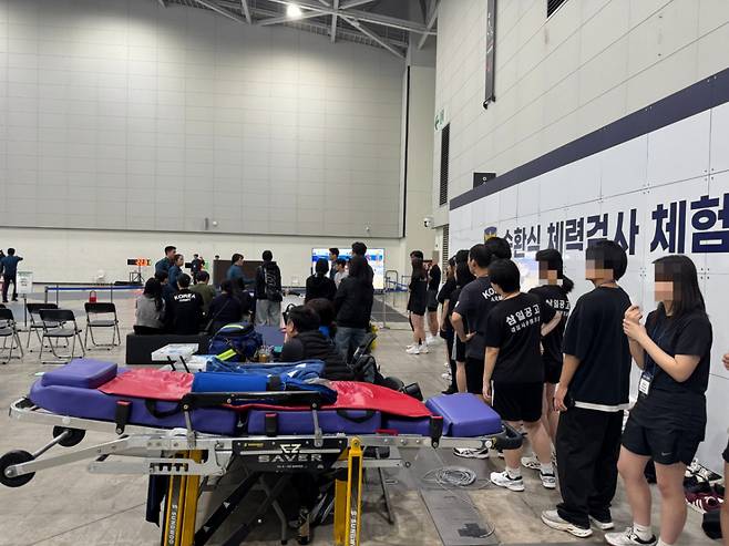 23일 오전 인천 송도컨벤시아에서 열린 제 7회 국제치안산업대전에서 순환식 체력 검사 체험 부스에 경찰 지망생들이 순서를 기다리는 모습./사진=최문혁 기자.