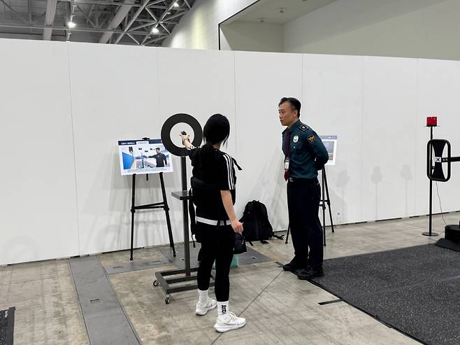 23일 오전 한 경찰 지망생이 방아쇠당기기 체험을 하는 모습./사진=최문혁 기자.